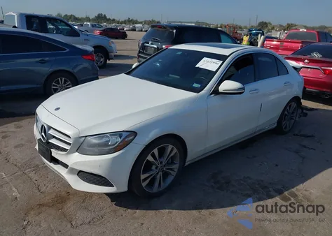 2018 Mercedes-Benz C 300 z USA, uszkodzony, nr VIN 55SWF4JB8JU259952